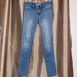 Hollister Low Rise Skinny Jeans. Size 3S.
